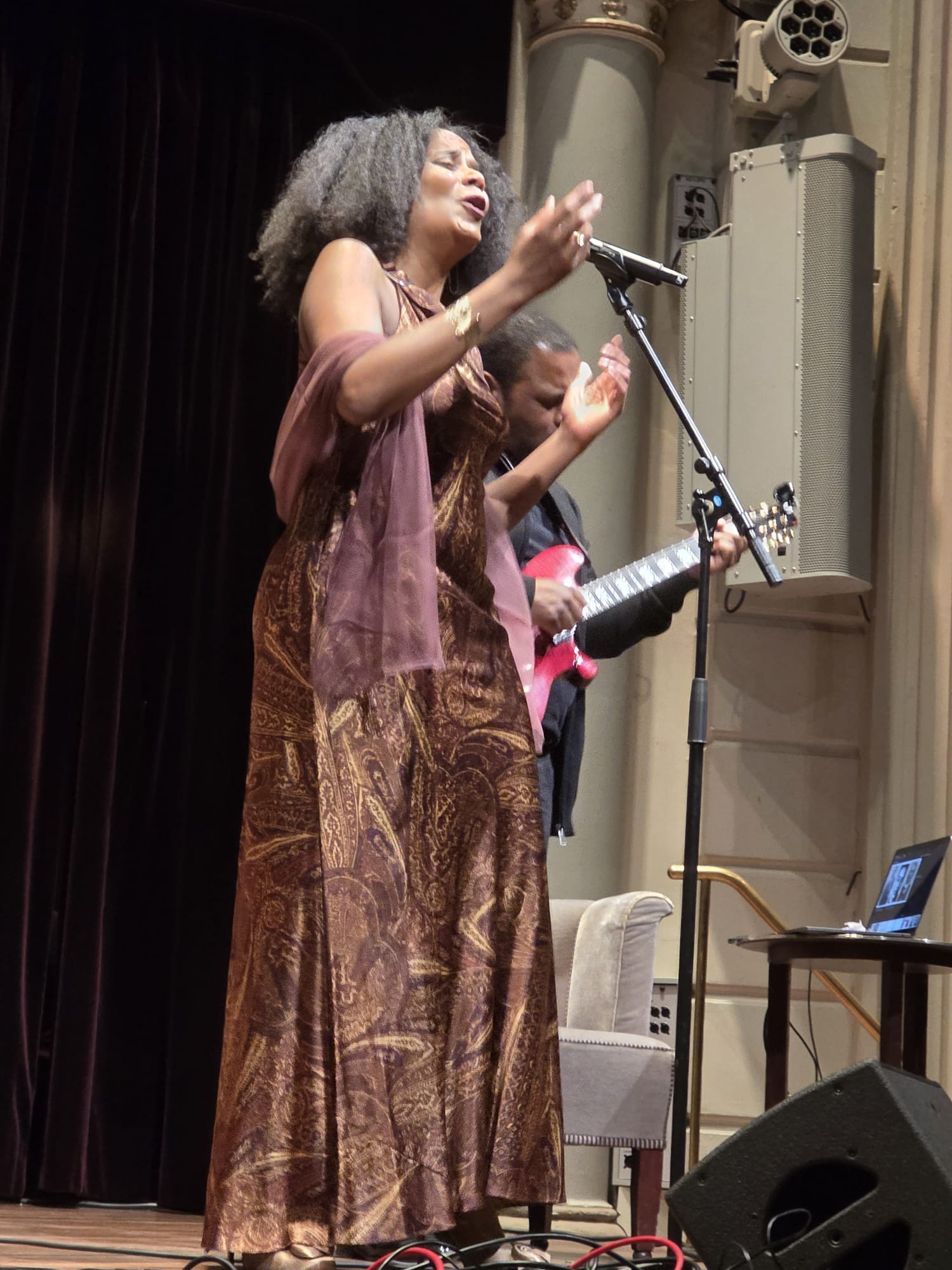 Joancy tijdens een optreden