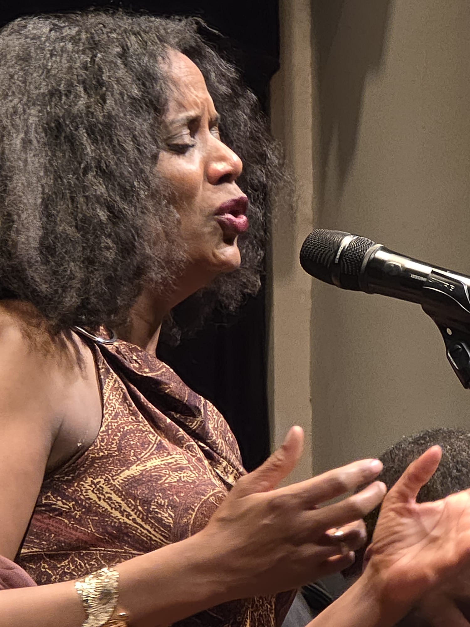 Close-up van Joancy tijdens het zingen