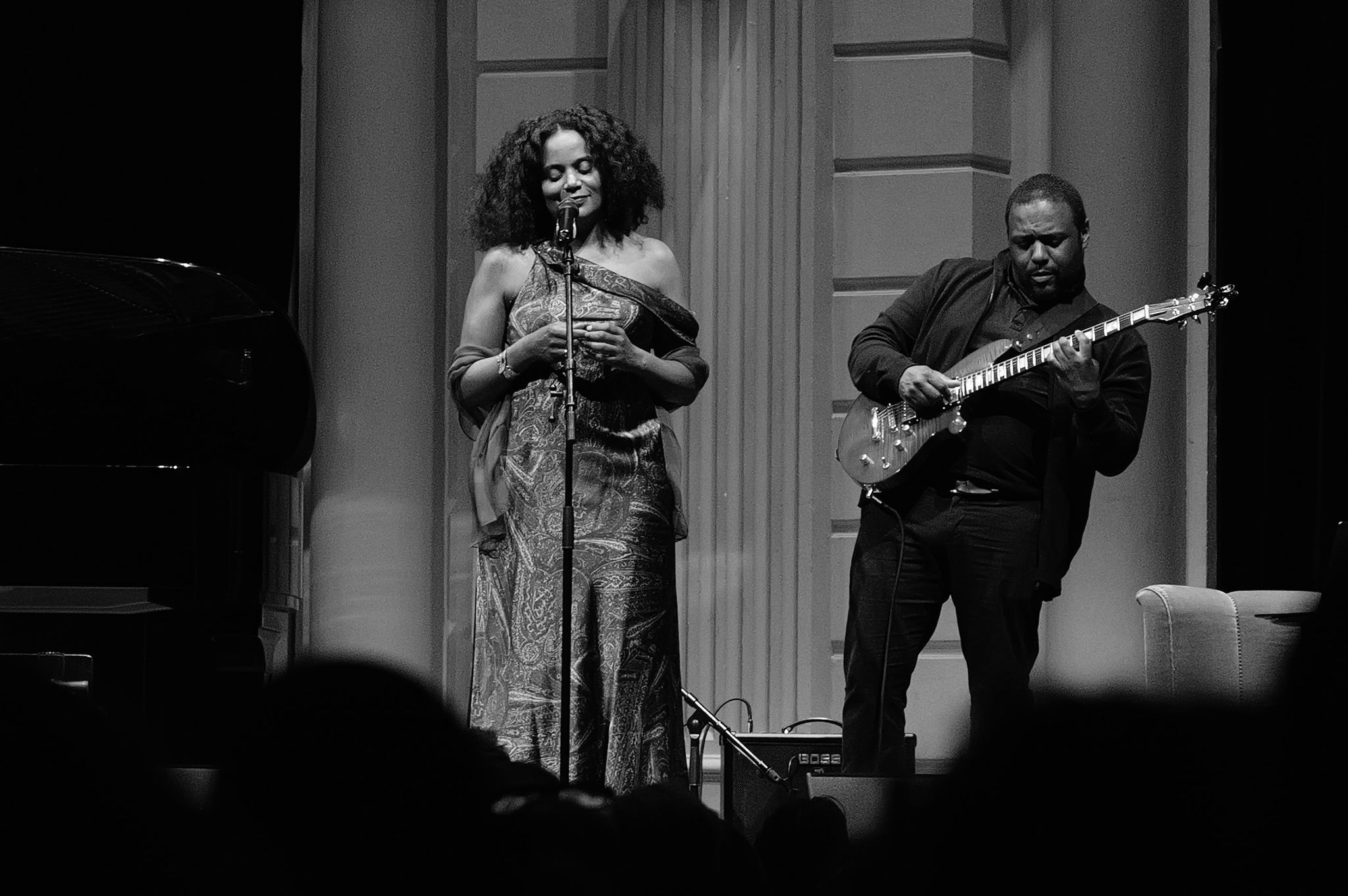 Joancy met gitarist tijdens een optreden