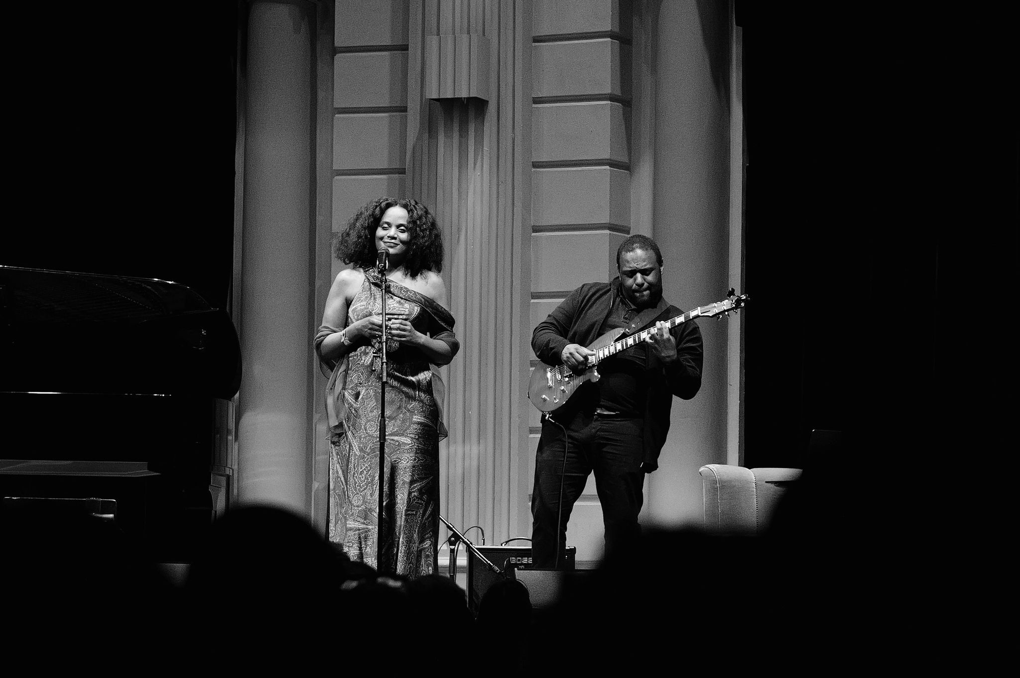 Joancy tijdens concert in zwart-wit