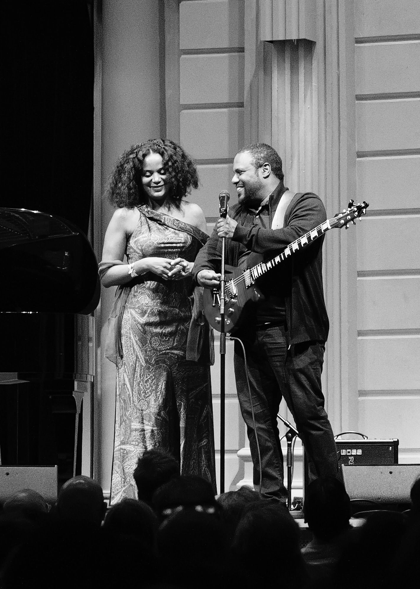 Joancy samen met gitarist op het podium